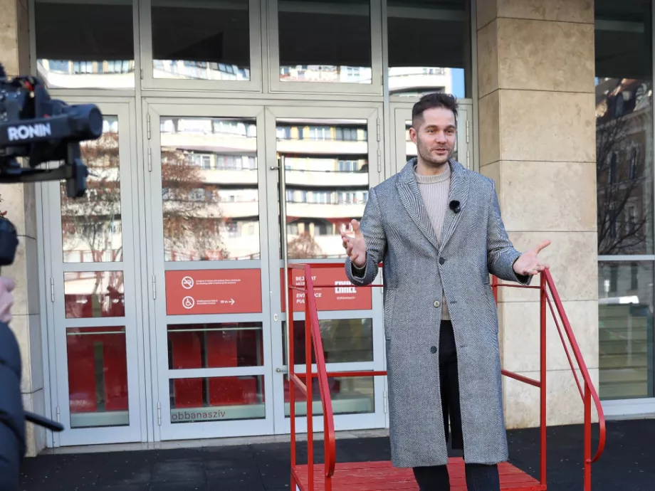 A balatoni strandokat idézi az Erkel Színház szerte Budapesten