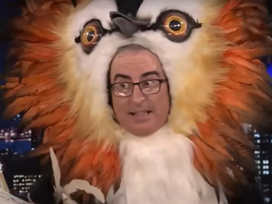 John Oliver globális plakátkampánnyal és madárnak öltözve trollkodott meg egy új-zélandi szavazást