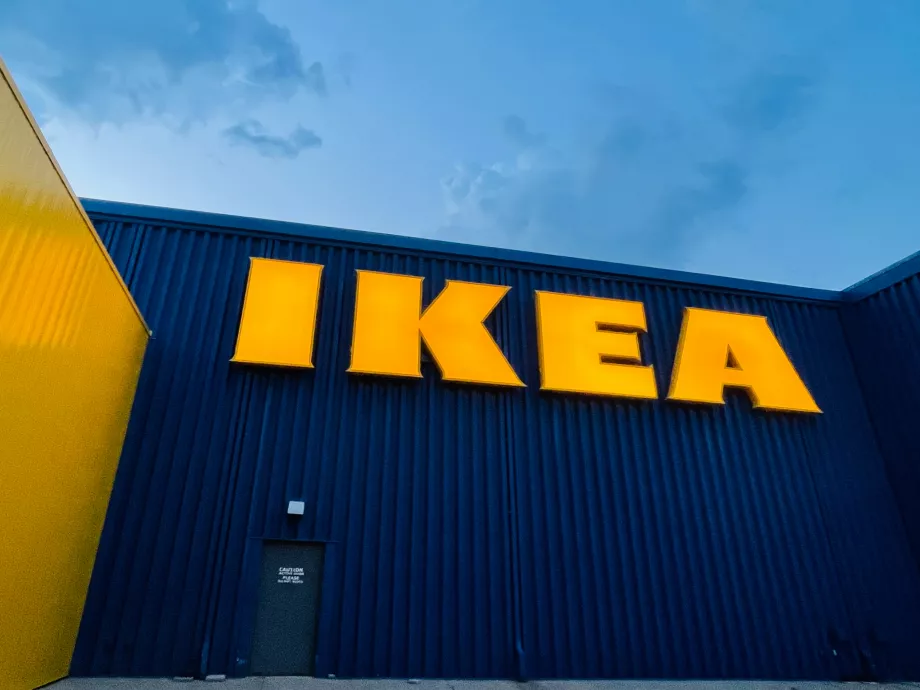Lengyel konzervatív össztűz az IKEA ellen, amiért az nem hirdet tovább egy bevándorlókkal viccelődő tévécsatornán