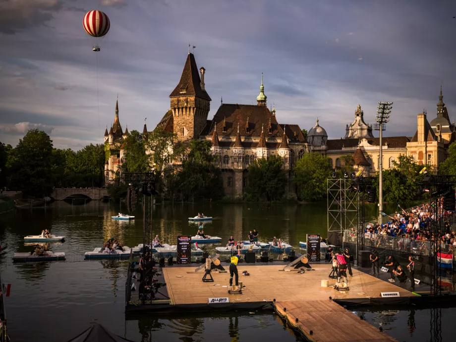 Szivárvány, vízibicikli és két világrekord – Ilyen volt a teltházas STIHL Timbersports® World Trophy a Városligetben