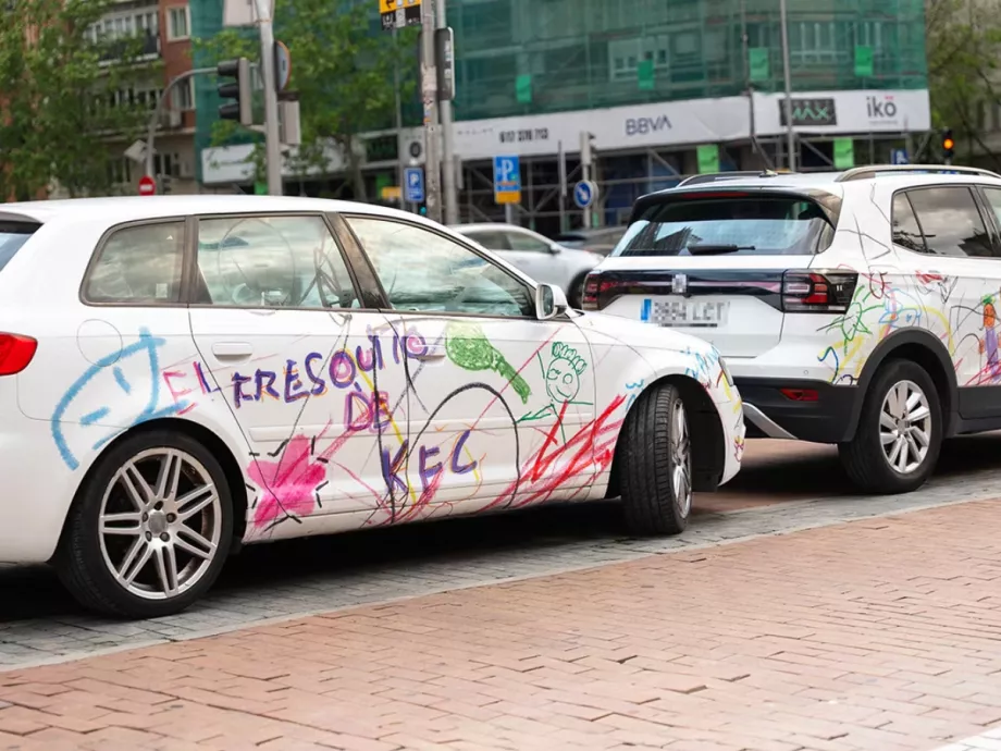 Autókat firkáltak tele gyerekek a KFC-nyalóka miatt