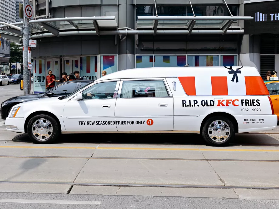 Koporsóba szórva, temetéssel búcsúzott rossz sültkrumplijától a KFC