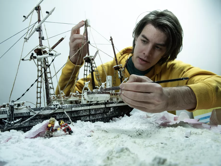 A LEGO Endurance hajómodelljéhez alkotott miniatűr világot Lampert Benedek
