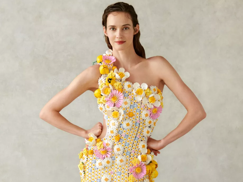 Virágos rét ihlette a magyar tervező couture LEGO ruháját