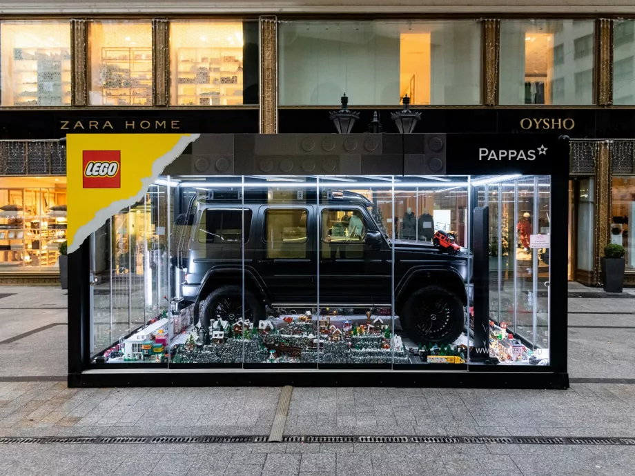 Újabb LEGO-alkotás a belvárosban: a Mercedes Benz G osztályt rakták ki