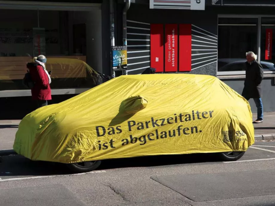 Parkoló autókat fedtek le ponyvával a stuttgarti gerillaakcióban