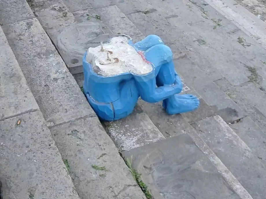 Ismét megrongálták az Elfojtott férfikönnyek Duna-parti szobrát, és már nem is állítják helyre