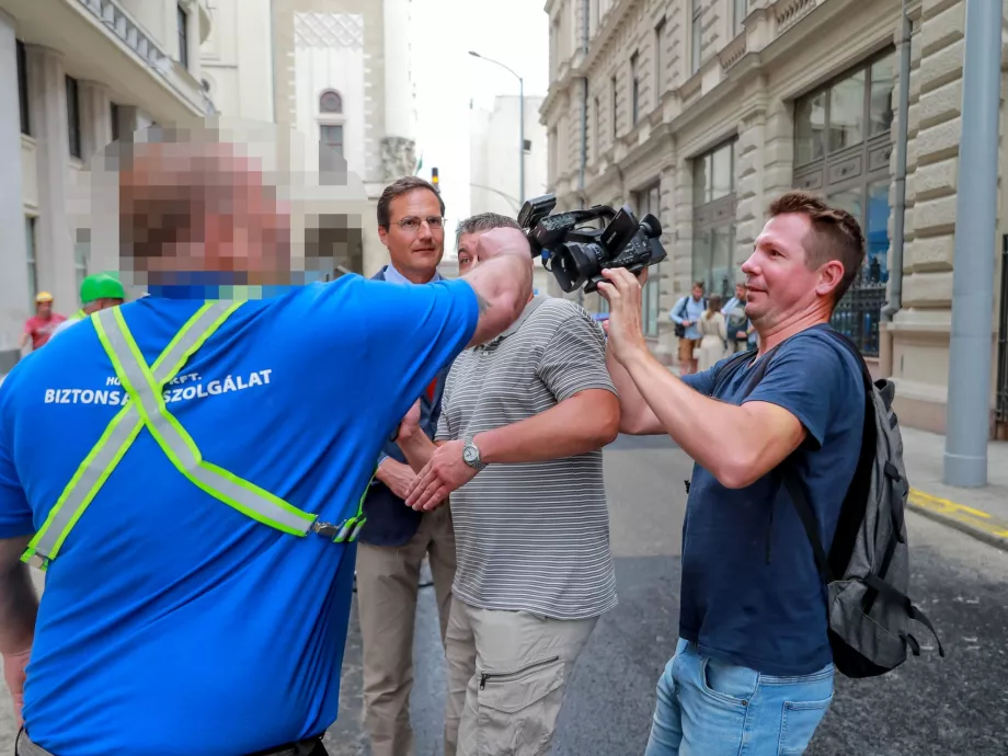 Biztonsági őr támadott az N1TV újságírójára