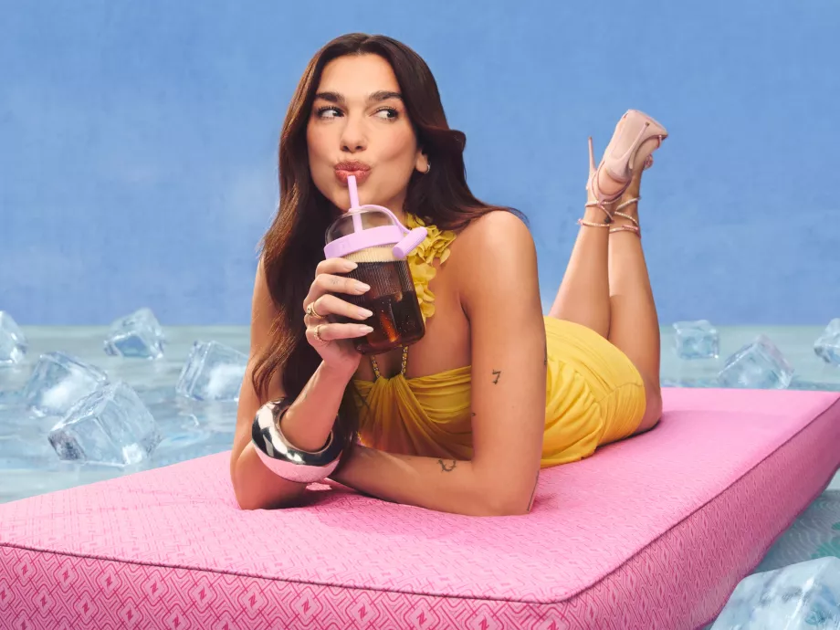 A Nespresso elviszi Dua Lipát a Vertuo új világába
