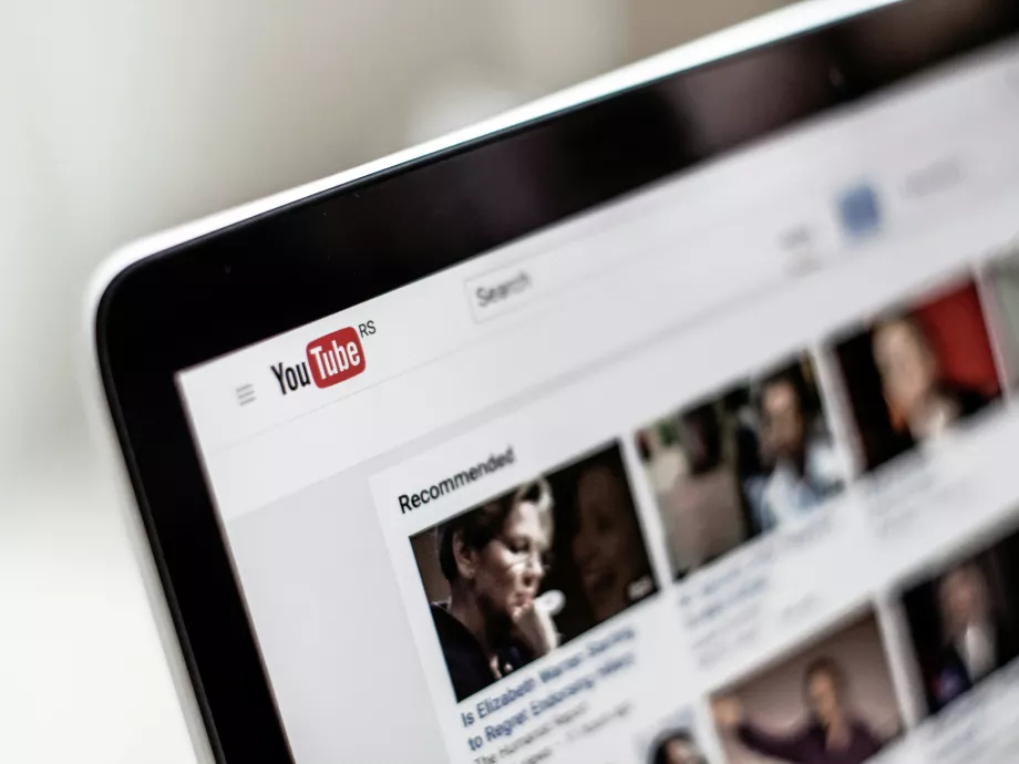 A YouTube felturbózza az elmosódott videókat