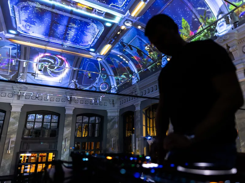 Hétvégén bulihellyé válik a Nyugati téri Meki, DJ szettjeire lehet harapni a burgereket