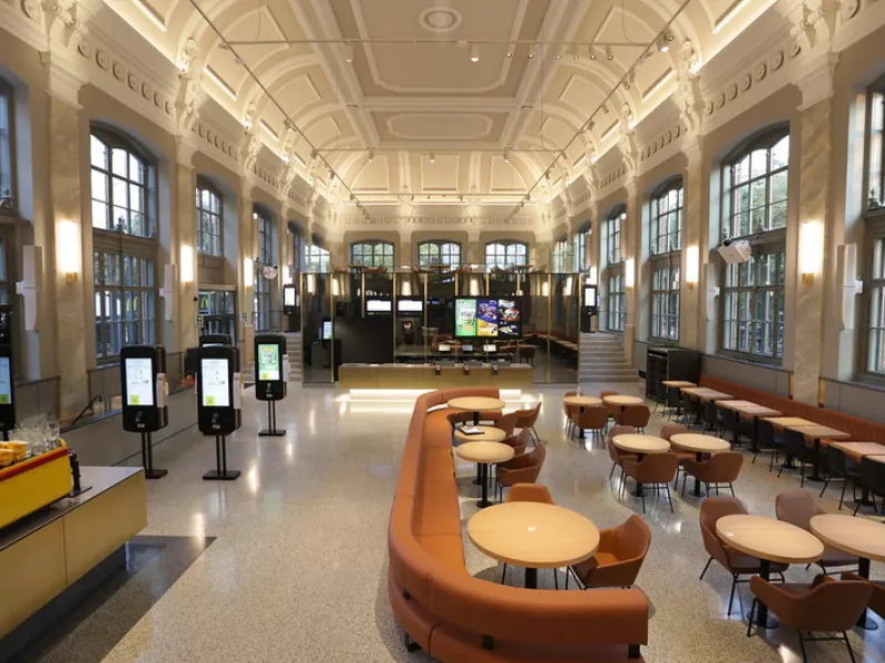 Átadták a Nyugati téri McDonald's restaurátorokkal megújított ikonikus éttermét, ételszállító szalag az egyik látványossága