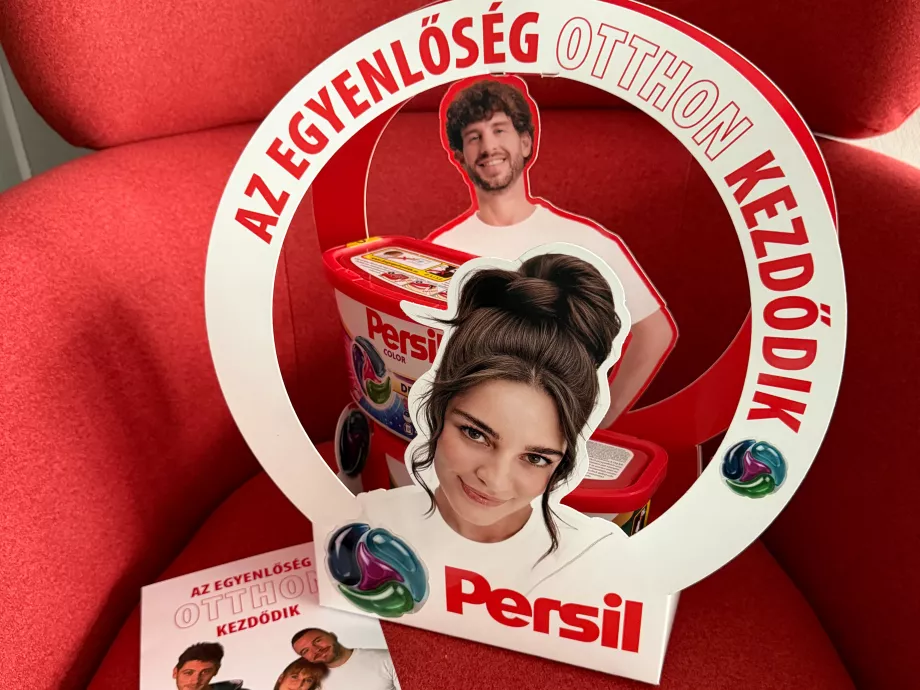 „Az egyenlőség otthon kezdődik” – mosási vitát vitt színpadra a Persil és a Loupe