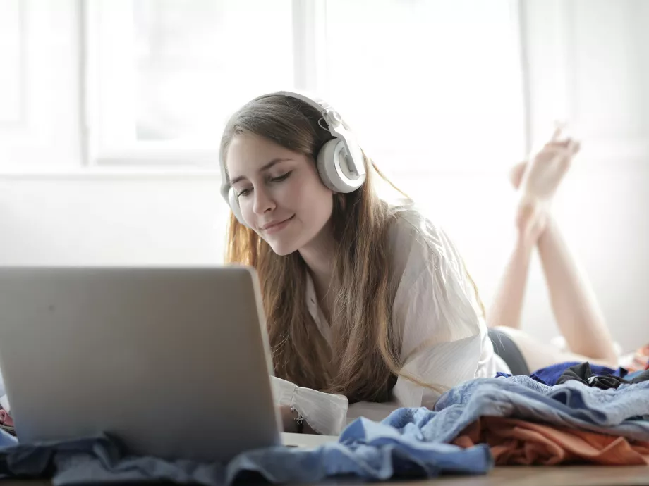 A gyerekek viszik fel a streaming-számokat: új NMHH-adatok a digitális szokásokról