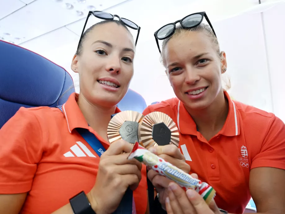 Aranyba csomagolt Trikolór Túró Rudival lepte meg a hazatérő olimpikonokat a Pöttyös