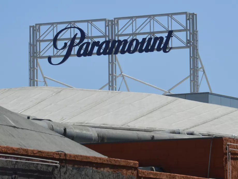 A Paramount tovább licitál, 108 milliárdért vinné el a Warner Bros Discoveryt a Netflix elől