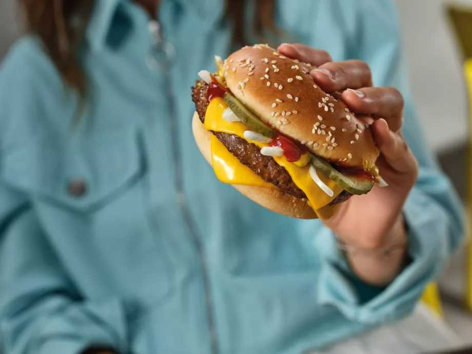 Szaftosabb élményt ígér a McDonald's megújult burgereivel