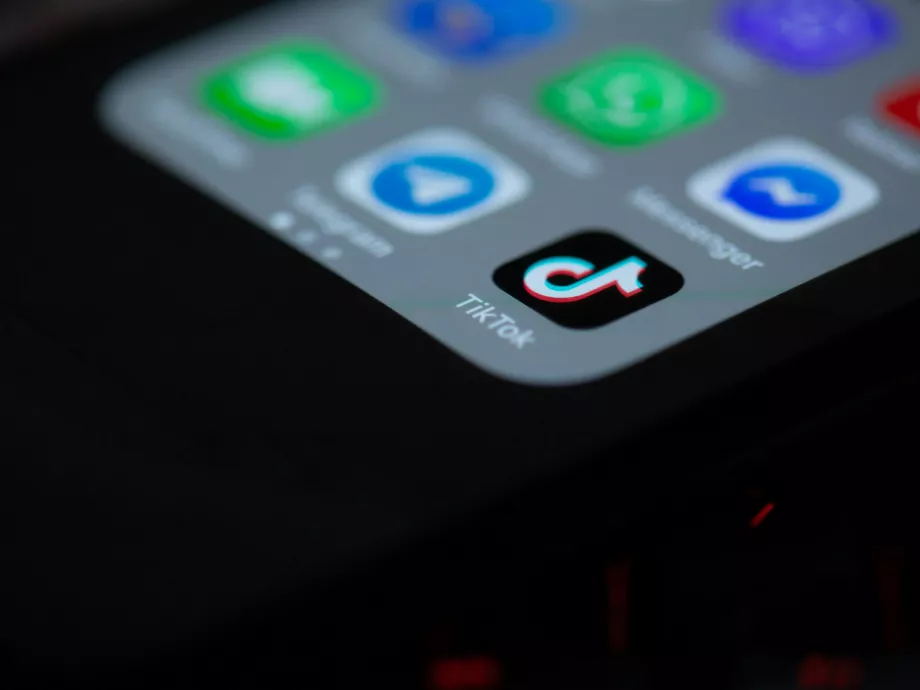 A TikTok közzétette első átláthatósági jelentését: így igazodnak az EU gyűlöletbeszéd elleni fellépéséhez