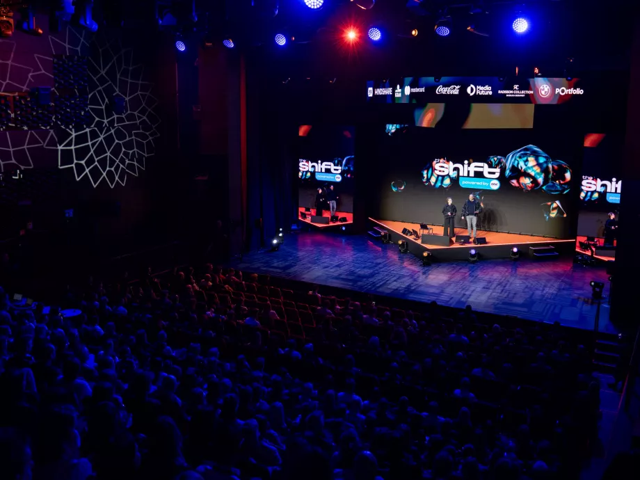 The Shift 2026 Tudástár: nyár végéig visszanézhetők a konferencia legfontosabb előadásai