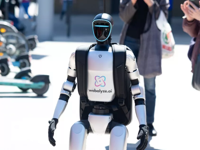 Forgalmas csomóponton vizsgált hirdetéseket egy humanoid robot