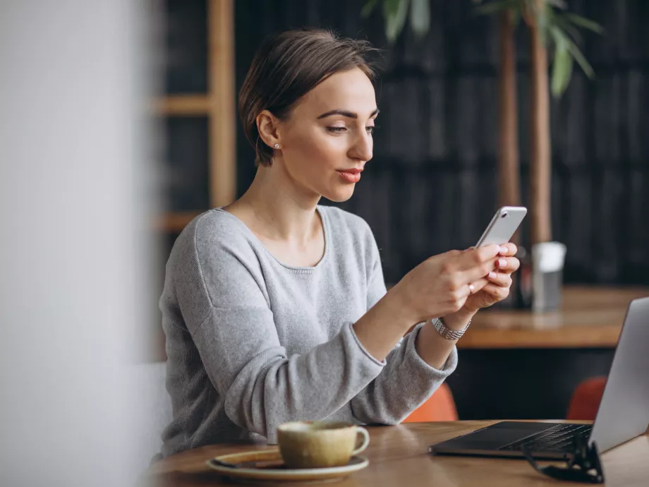 A Google ma még hitelességben előzi a ChatGPT-t és társait