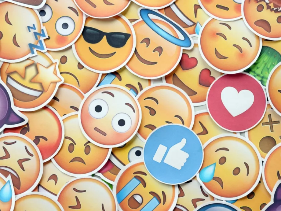 Táskás szem és kopár fa: Ezek az idei év emojis trendjei