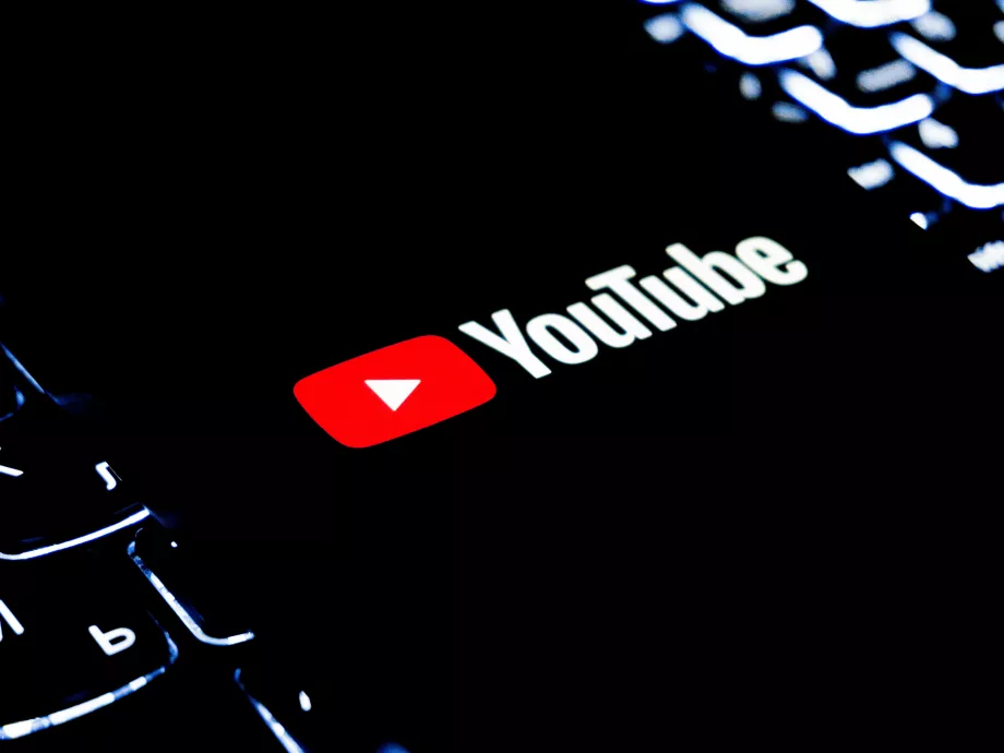 Másfél perces, átugorhatatlan reklámokat tesztel a YouTube – a felhasználók háborognak